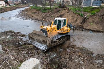 „Асарел-Медет“АД почисти коритото на реката в Баня и Бъта